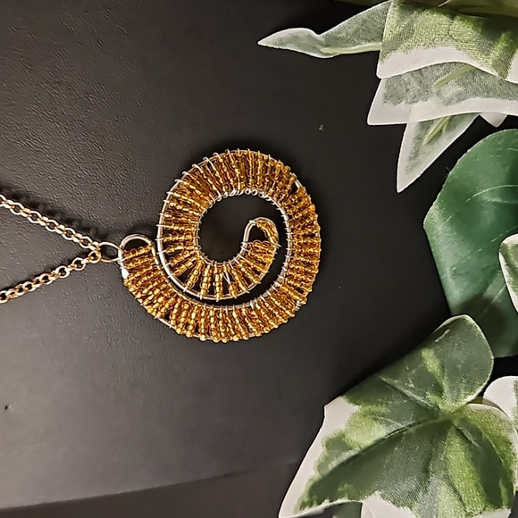 Snail Shaped Pendant Necklace - Picture 2 of 3